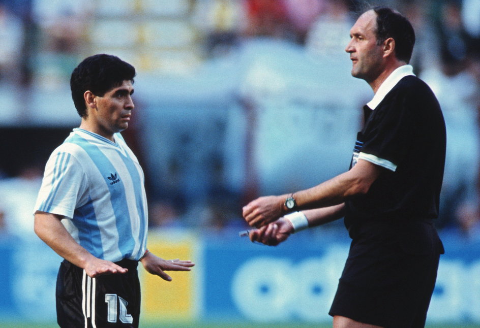 Diego Maradona i Michel Vautrot. MŚ Włochy 1990