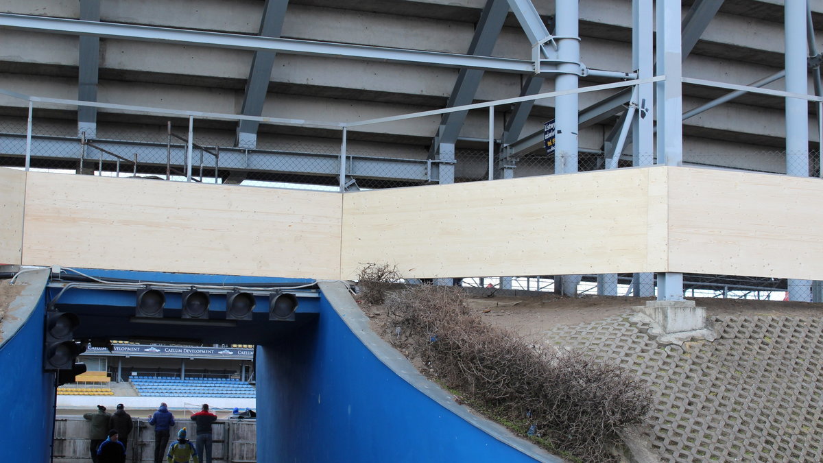 Widok z parku maszyn na przejście na tył trybun gorzowskiego stadionu