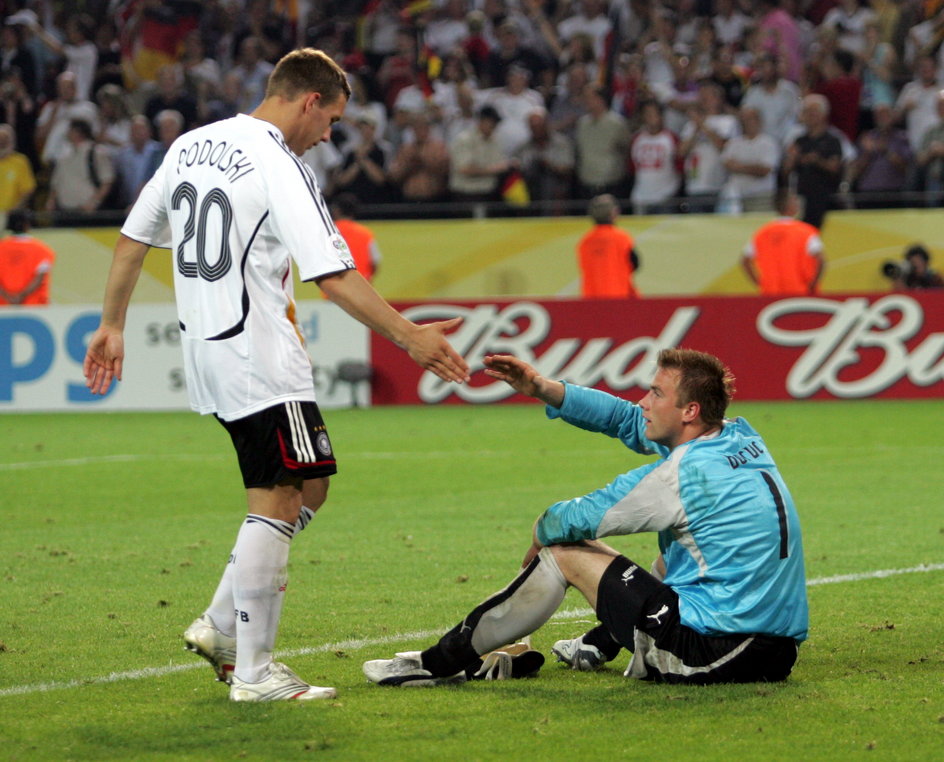 Lukas Podolski i Artur Boruc po meczu MŚ w 2006 r.