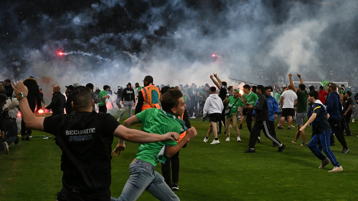 Kibice wtargnęli na boisko w Saint-Etienne 