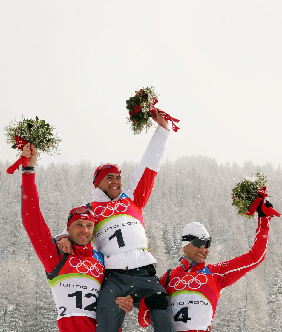 Biathlonowe podium z Tomaszem Sikorą (po lewej)