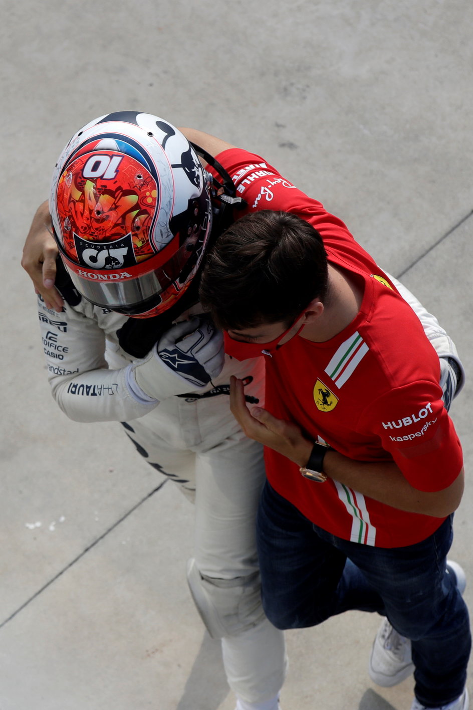 Pierre Gasly w objęciach Charlesa Leclerca. Na zdjęciu brakuje trzeciego z trójki przyjaciół, tragicznie zmarłego Anthoine'a Huberta