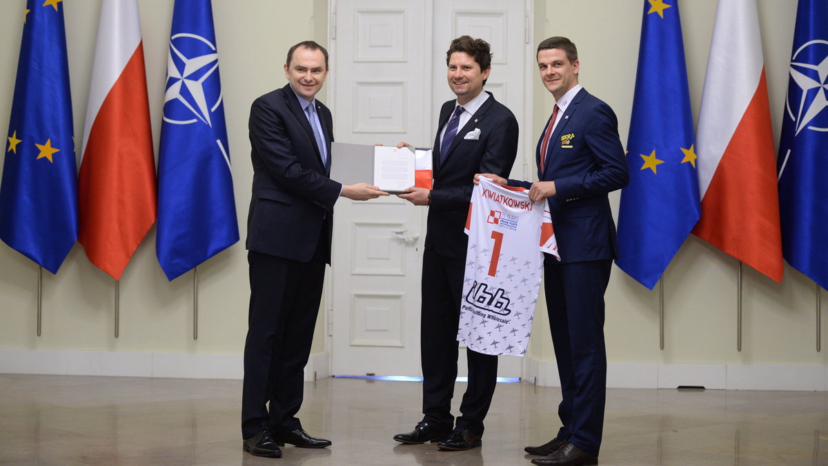 WARSZAWA PAŁAC PREZYDENCKI SIATKÓWKA IBB POLONIA FLAGA (Adam Kwiatkowski, Bartłomiej Łuszcz, Tomasz Koprowski)