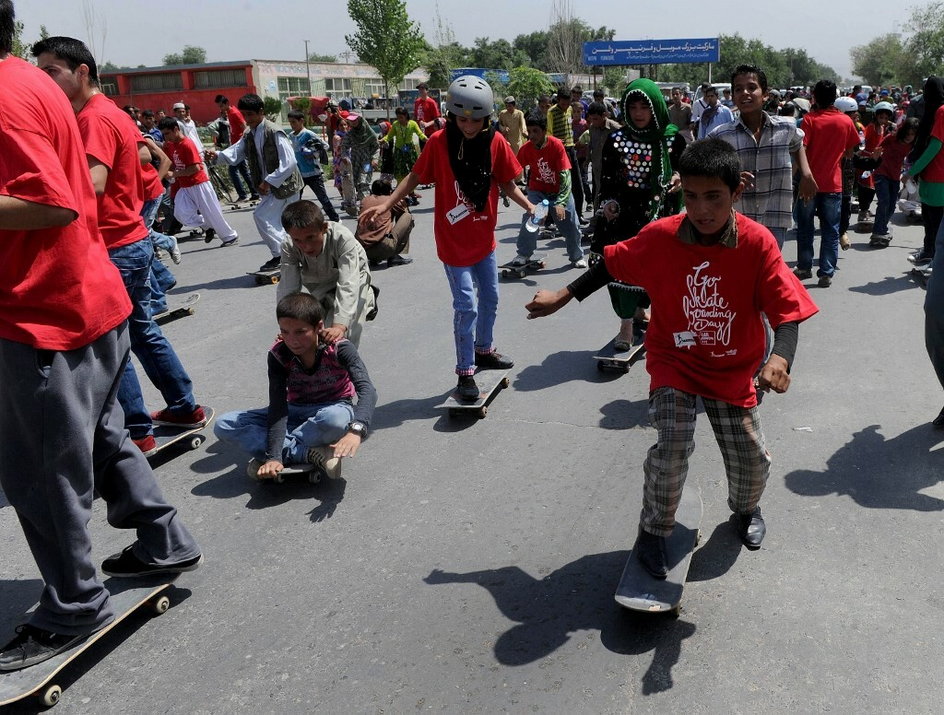 Młodzi Afgańczycy, uczniowie projektu Skateistan