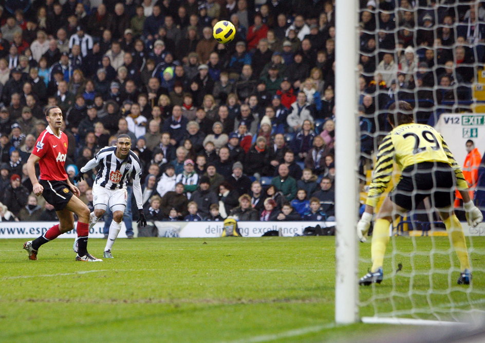 Rio Ferdinand (z lewej) i Tomasz Kuszczak (z prawej) w meczu z West Bromwich Albion