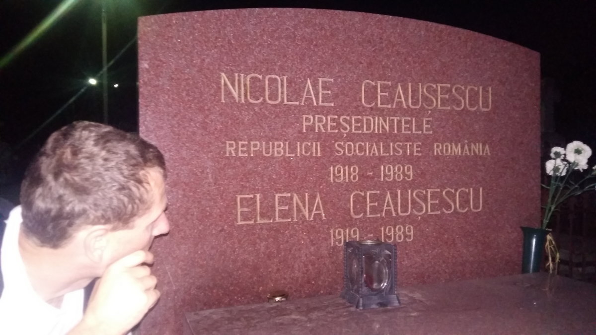 Grób Nicolae Ceausescu na cmentarzu Hnencea w Bukareszcie