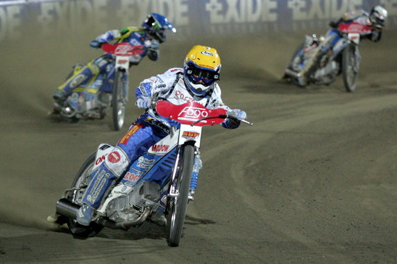 Nicki Pedersen, za nim Tomasz Gollob