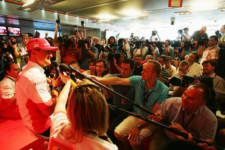 Michael Schumacher w trakcie jednej z konferencji prasowych