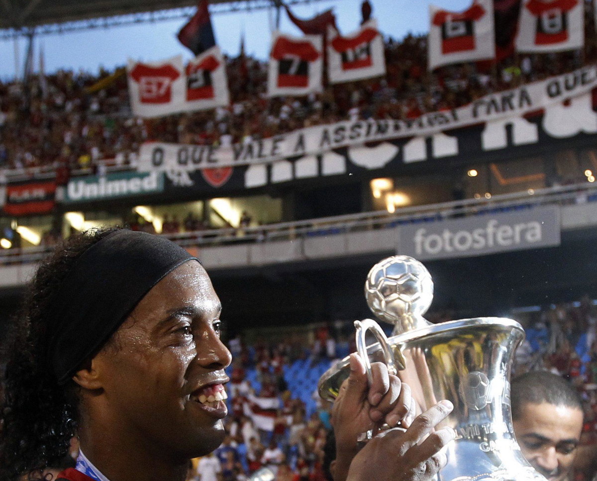 Ronaldinho z najnowszym trofeum