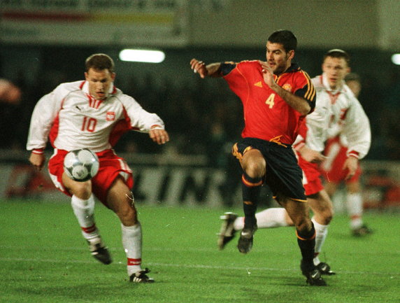 Ryszard Czerwiec i Pep Guardiola w meczu Hiszpania - Polska (2000 r.)