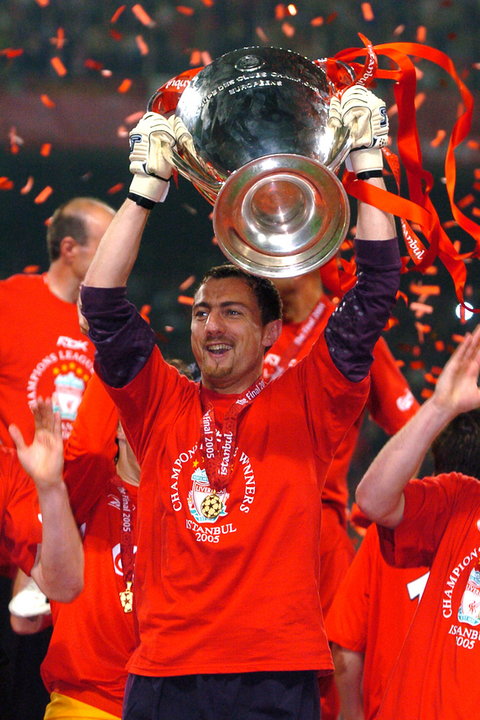 Jerzy Dudek z pucharem za zwycięstwo w Lidze Mistrzów (2005 r.)