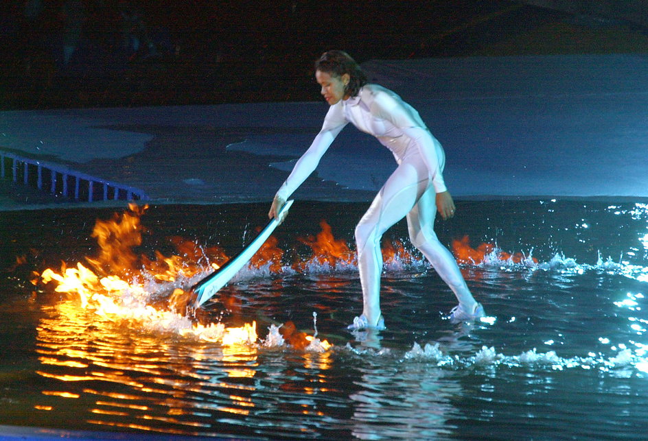 15 września aborygeńska biegaczka Cathy Freeman zapaliła znicz olimpijski, a 10 dni później zdobyła dla Australii złoty medal w biegu na 400 metrów