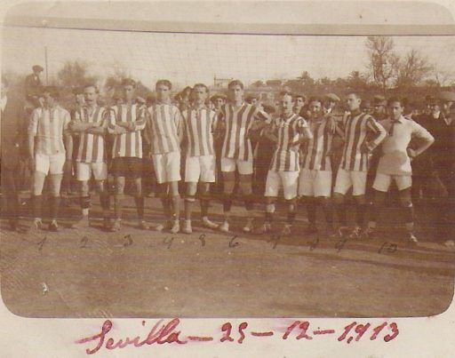 25 i 26 grudnia 1913 roku odbyły się mecze Sevilla Balompie z brytyjskimi żołnierzami stacjonującymi na Gibraltarze. Padł remis 2:2, a drugie spotkanie zdecydowanie wygrali przybysze z Wysp Brytyjskich (4:0). Starcia cieszyły się sporym powodzeniem wśród Andaluzyjczyków. Z numerem 7 Jacinto Wesołowski