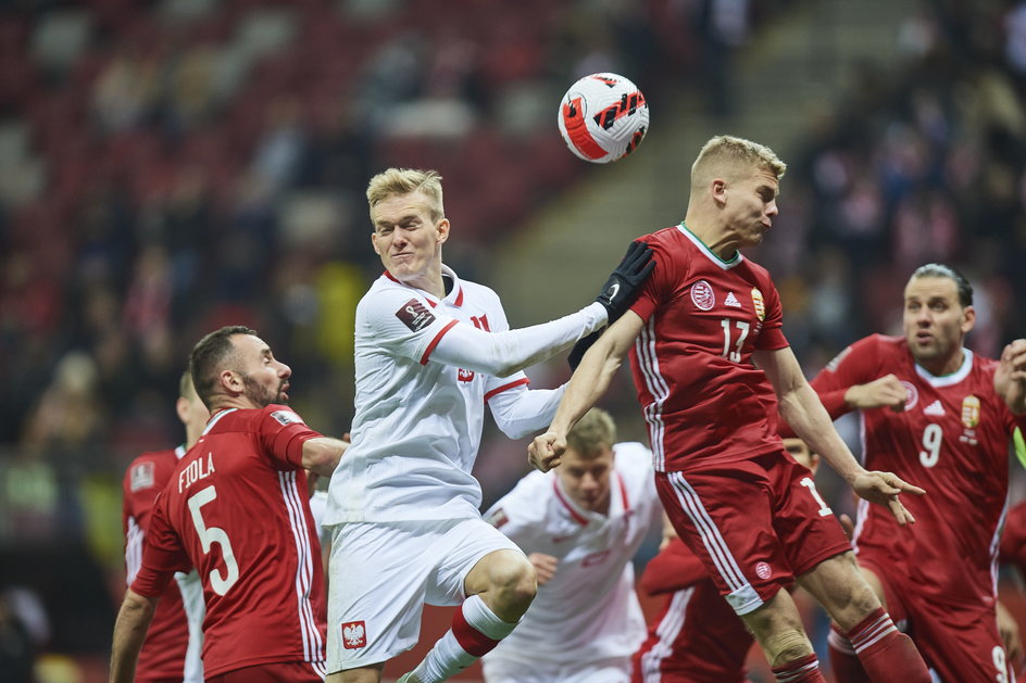 Polska przegrała z Węgrami na Stadionie Narodowym i straciła rozstawienie w losowaniu barażów do mundialu.