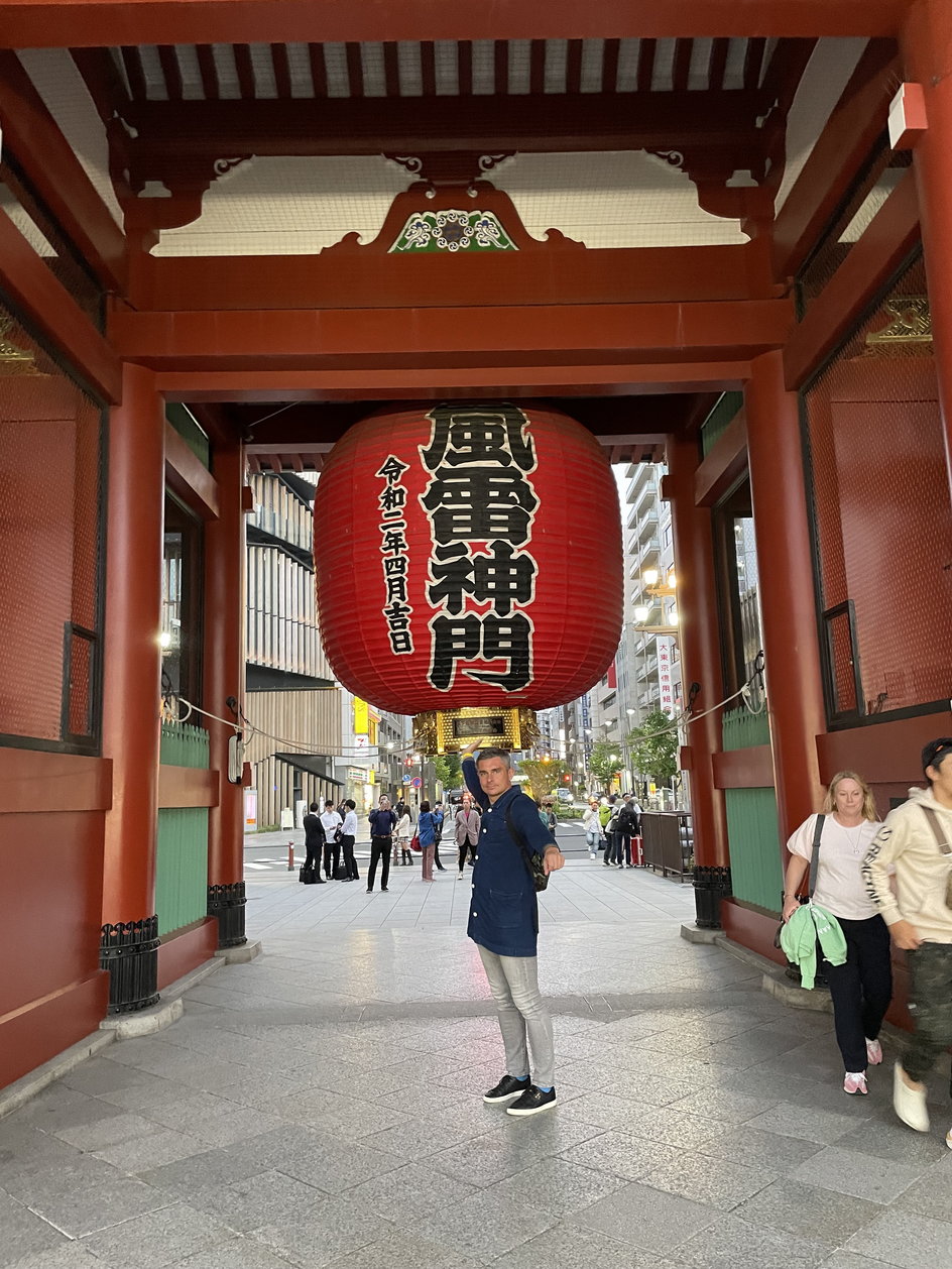 Rafał Janas przed najstarszą buddyjską świątynią w Tokio – Asakusa