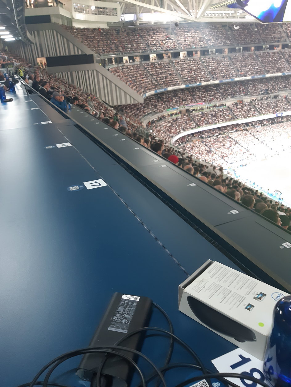 Pustki na trybunie prasowej Estadio Santiago Bernabeu