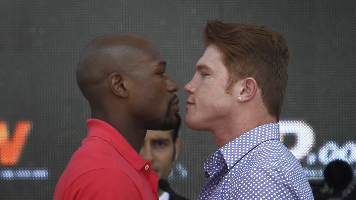 Floyd Mayweather (L) i Saul Alvarez