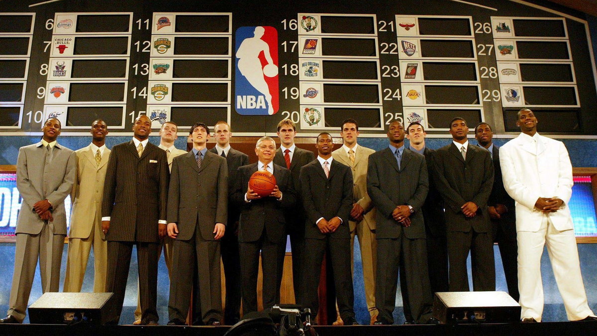 Grupa uważanych za najbardziej utalentowanych graczy draftu NBA 2003 pozuje z komisarzem ligi Davidem Sternem. Czwarty od lewej Maciej Lampe, pierwszy z prawej LeBron James. 