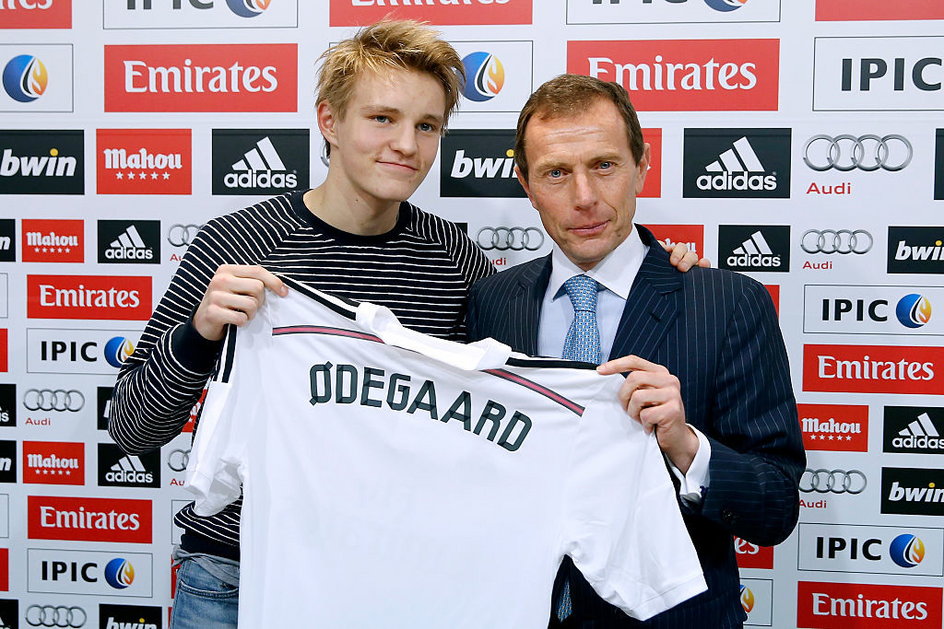 Martin Odegaard podczas prezentacji w Realu Madryt. Dzisiaj Norweg śmieje się z tego swetra