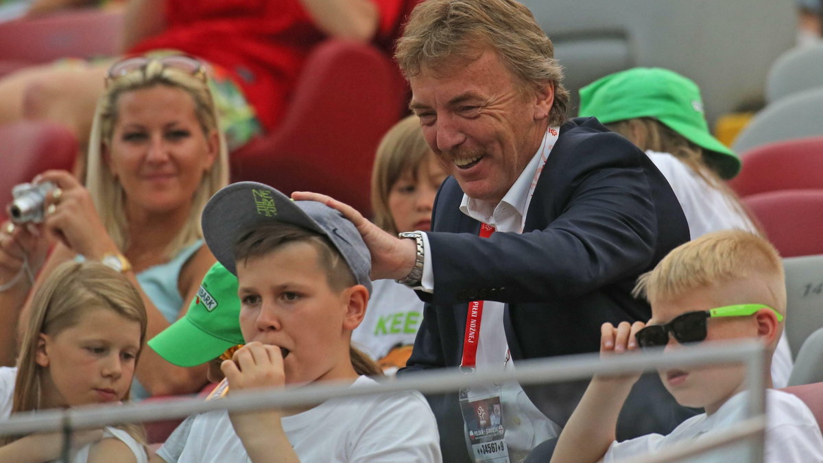 Zbigniew Boniek z finalistami turnieju  "Z podwórka na stadion"