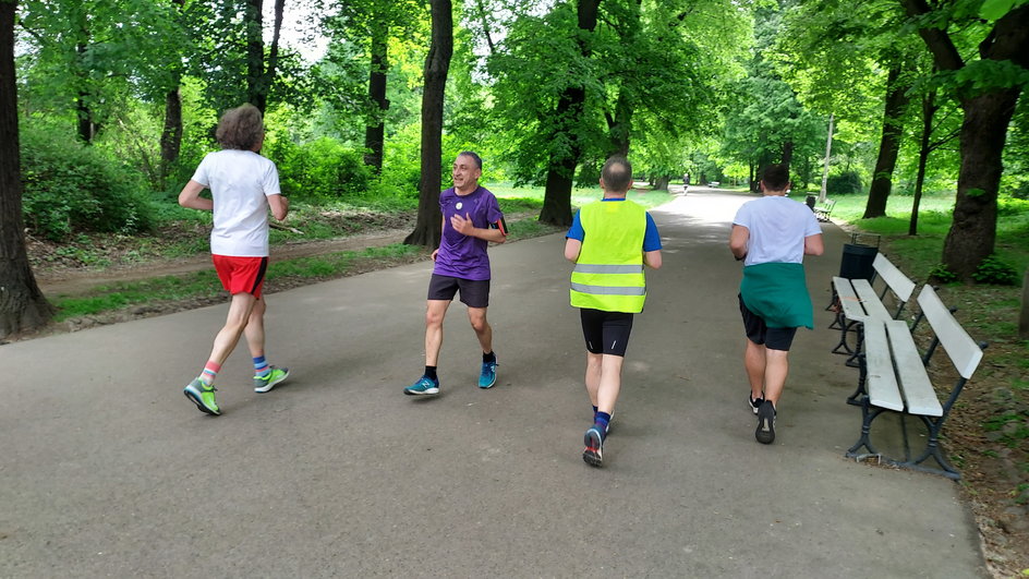 Marek Szpanowski (fioletowa koszulka) ustanowił rekord Parkrunu w biegu tyłem