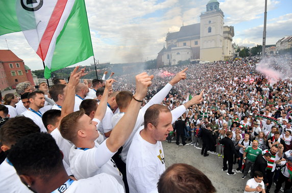 18521164 - PIŁKA NOŻNA EKSTRAKLASA DEKORACJA LEGII WARSZAWA (Feta na Placu Zamkowym)