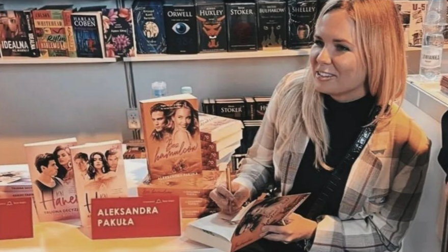 Aleksandra Pakuła podpisuje swoją książkę
