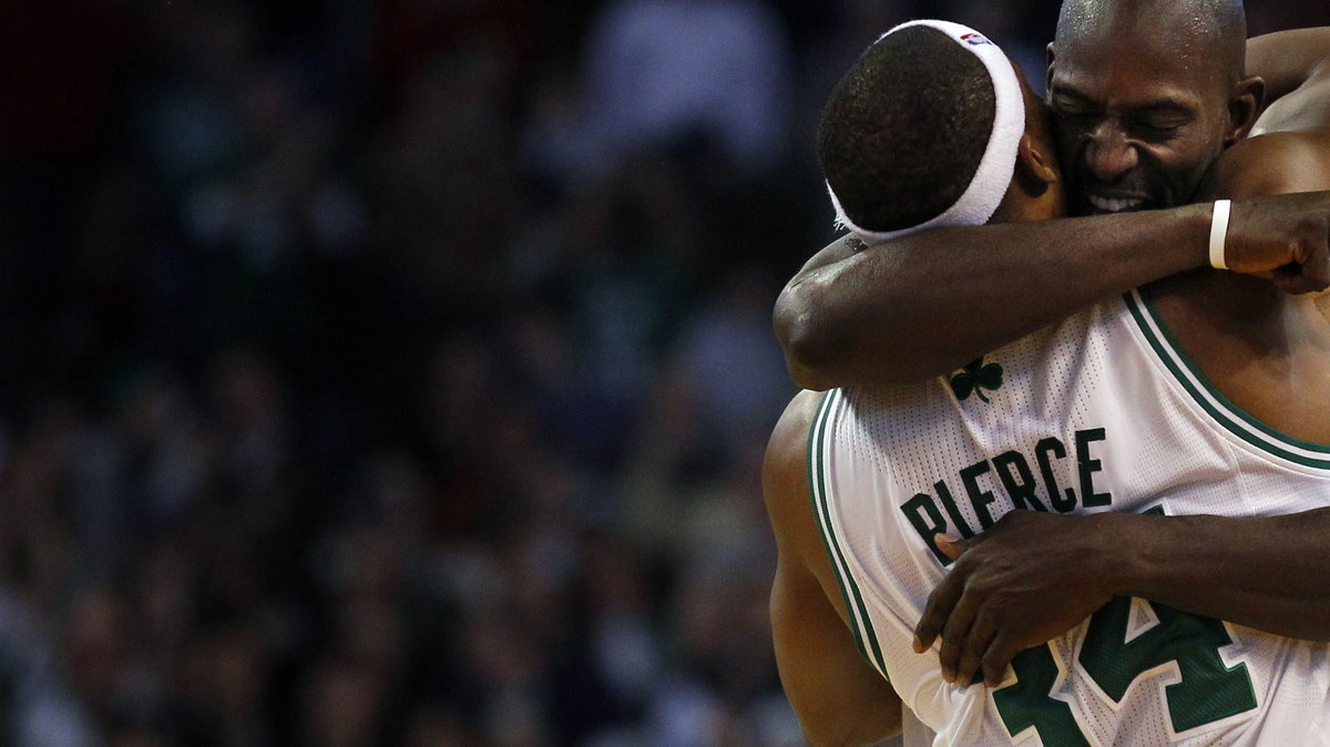 Koszykarze Bostonu Celtics: Paul Pierce  (L) i Kevin Garnett