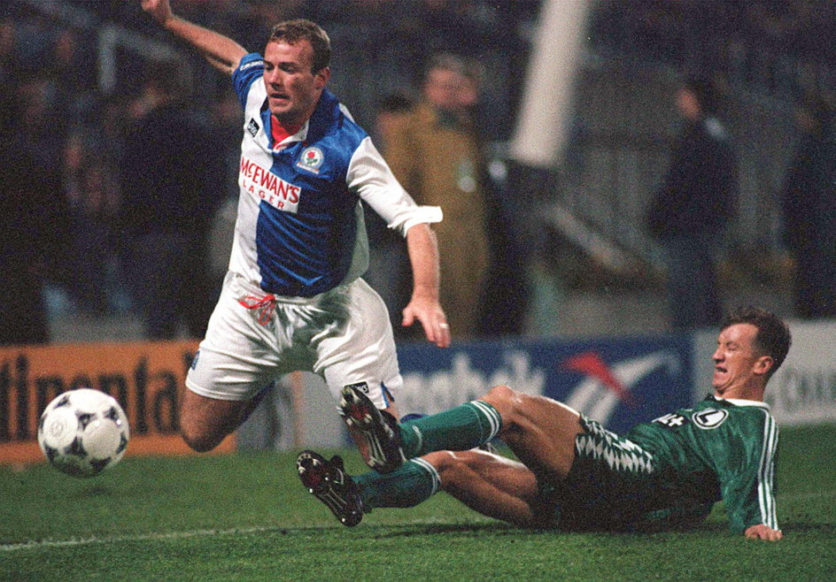 Marek Jóźwiak fauluje Alana Shearera podczas meczu Ligi Mistrzów: Legia Warszawa - Blackburn Rovers.