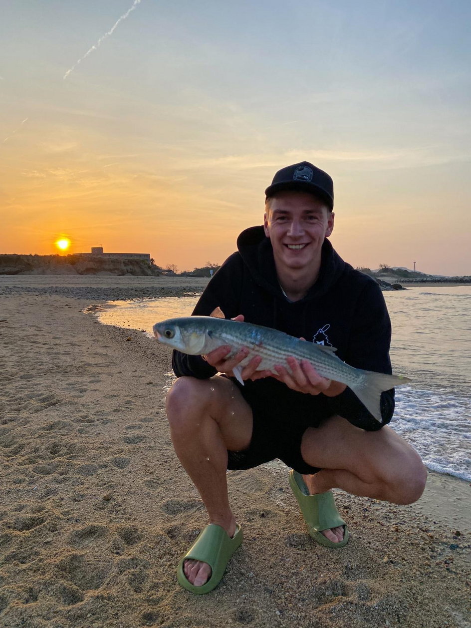 Filip Piszczek na plaży w japońskim Imabari