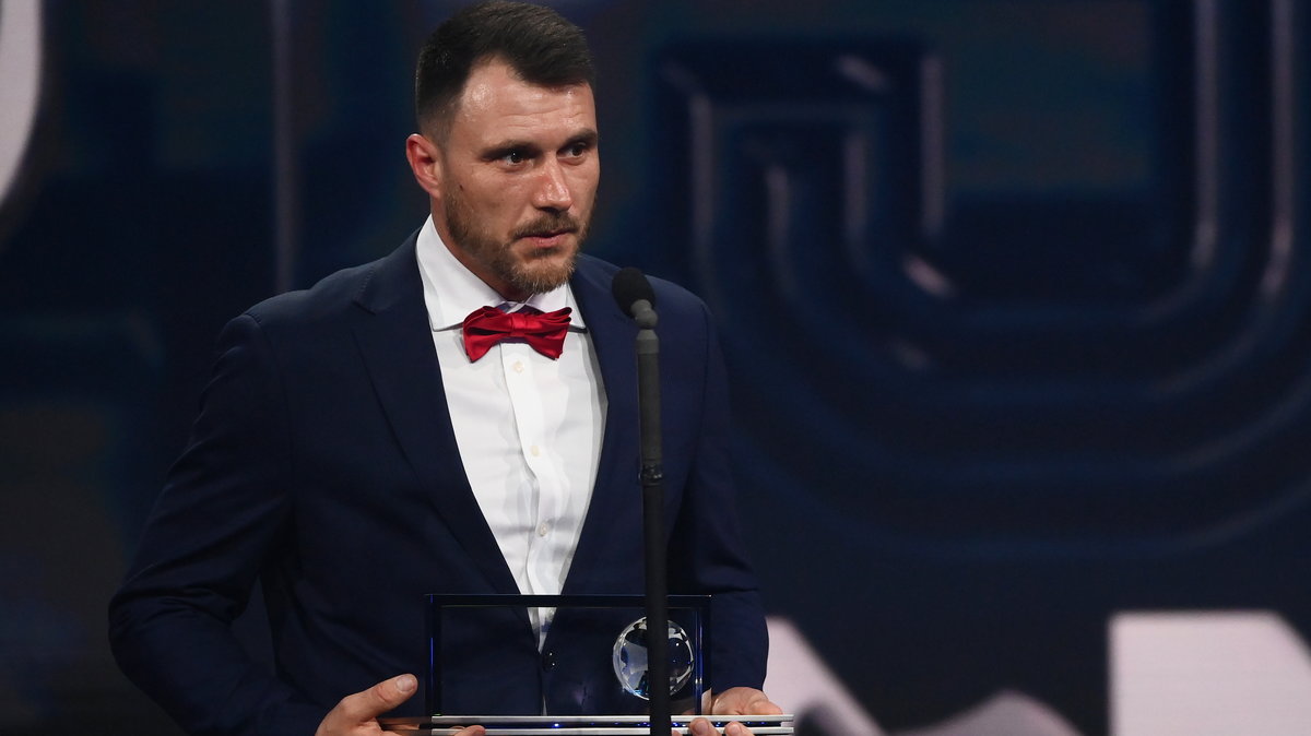 Marcin Oleksy z efektowną statuetką na gali w Paryżu