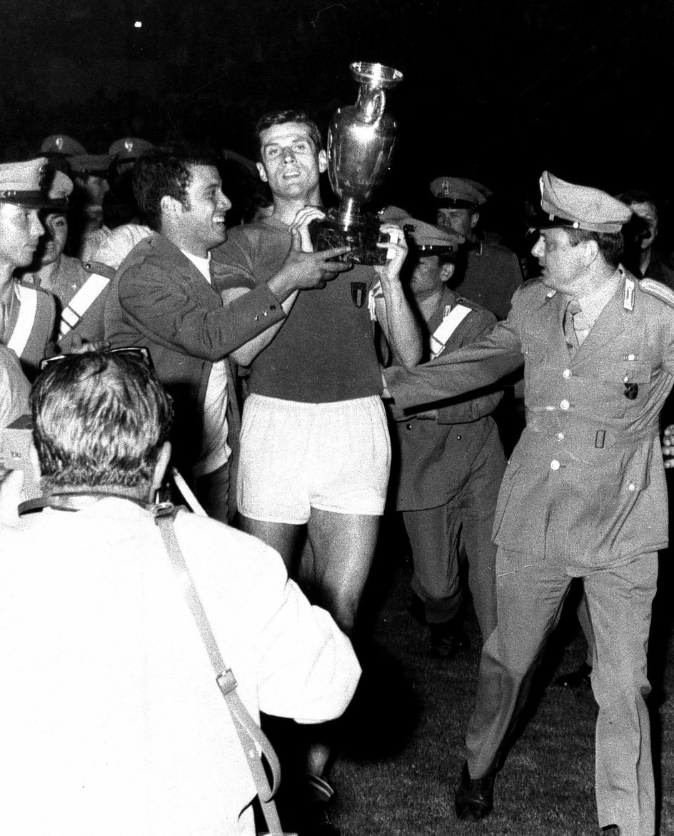 Giacinto Facchetti z pucharem za triumf w mistrzostwach Europy 1968