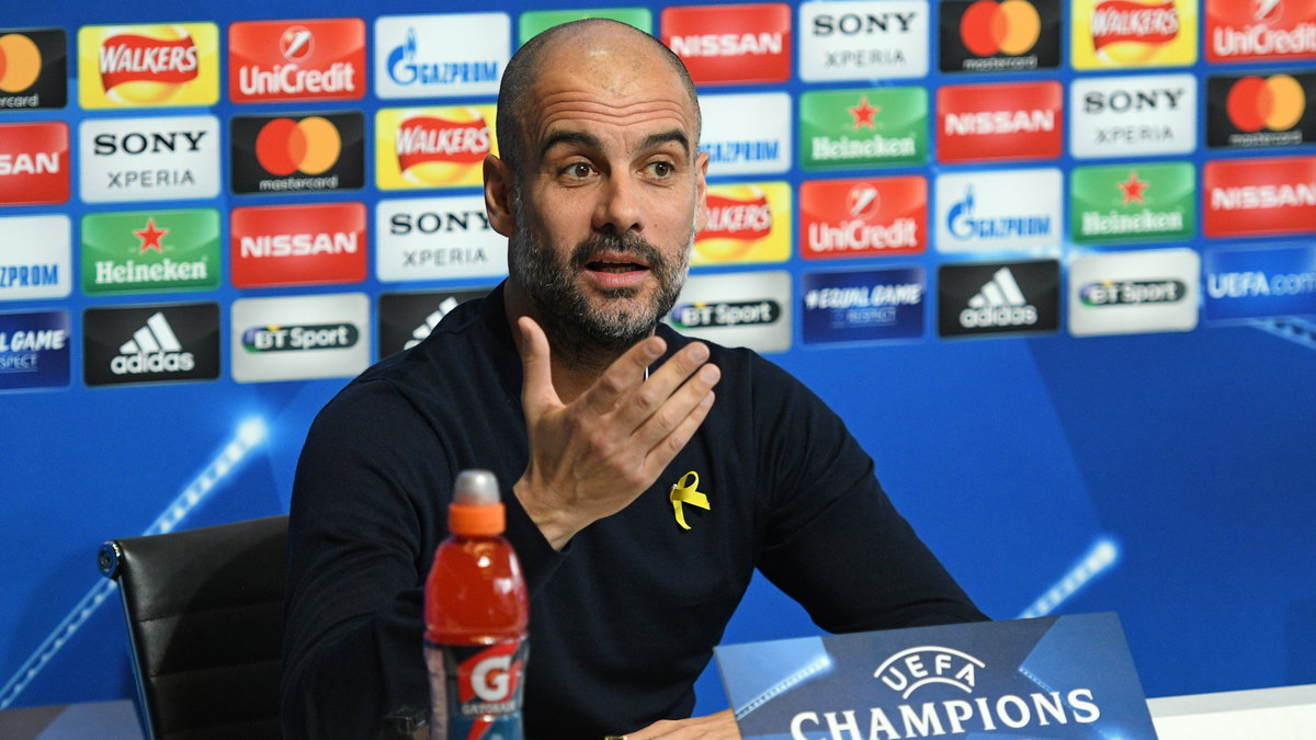 Pep Guardiola często nosił żółtą wstążkę w trakcie konferencji prasowych czy meczów Manchesteru City