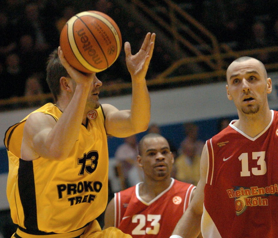 Marcin Gortat (po prawej) podczas meczu Euroligi pomiędzy Rhein Energie Koln a Prokomem Trefl Sopot w 2007 r.