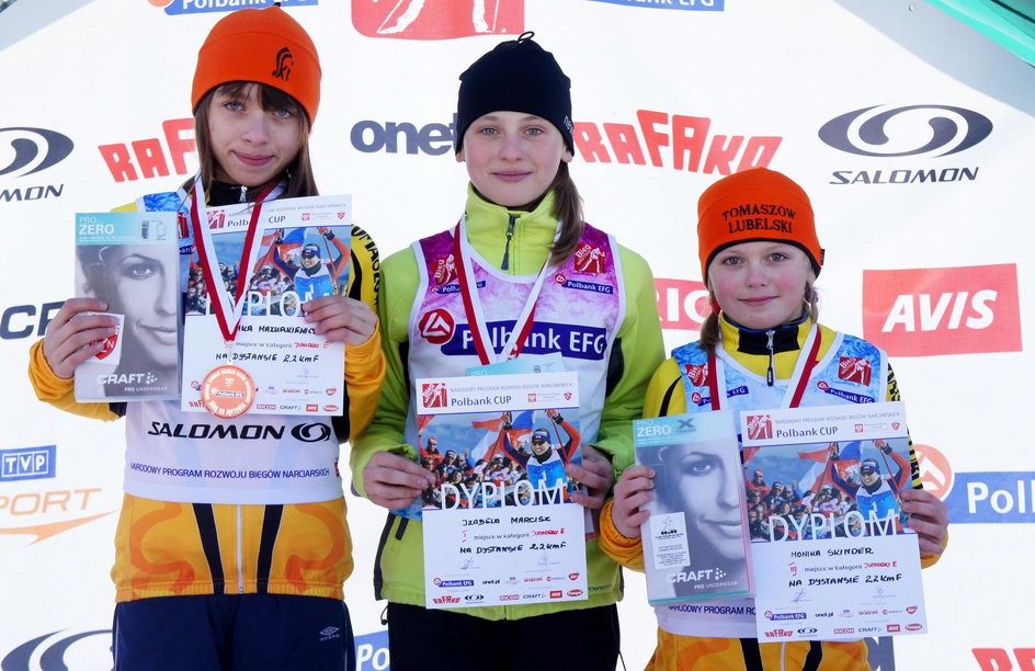 Izabela Marcisz (w środku) i Monika Skinder (po prawej) na podium Biegu na Igrzyska w 2011 roku