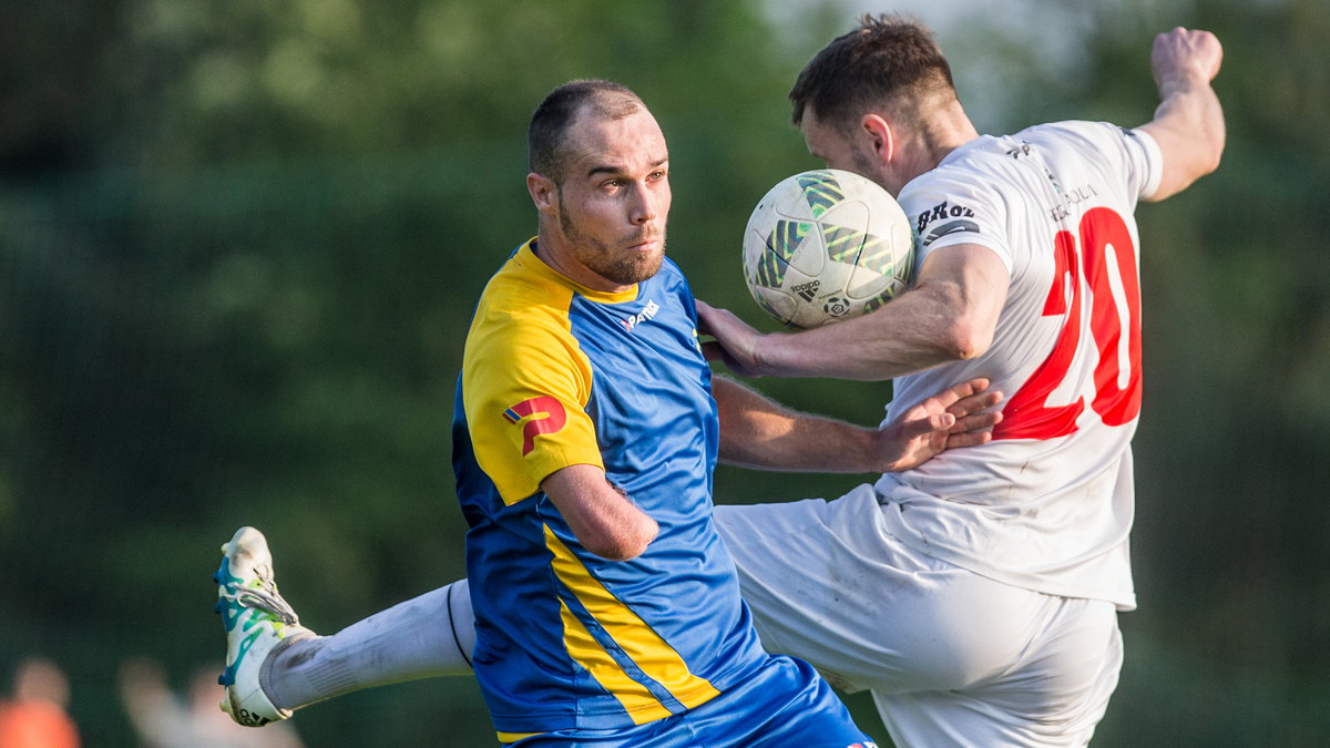 Bartłomiej Kędzierski (Niwy Brudzowice) i Robert Woźniak (CKS Czeladź)