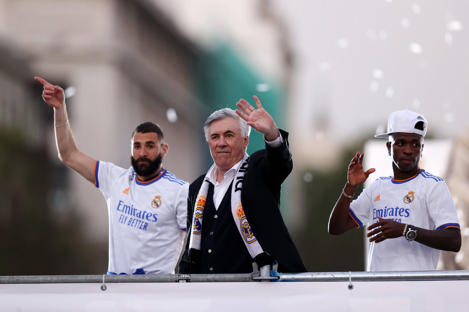 Carlo Ancelotti w towarzystwie Karima Benzemy (z lewej) i Viniciusa Juniora (z prawej)