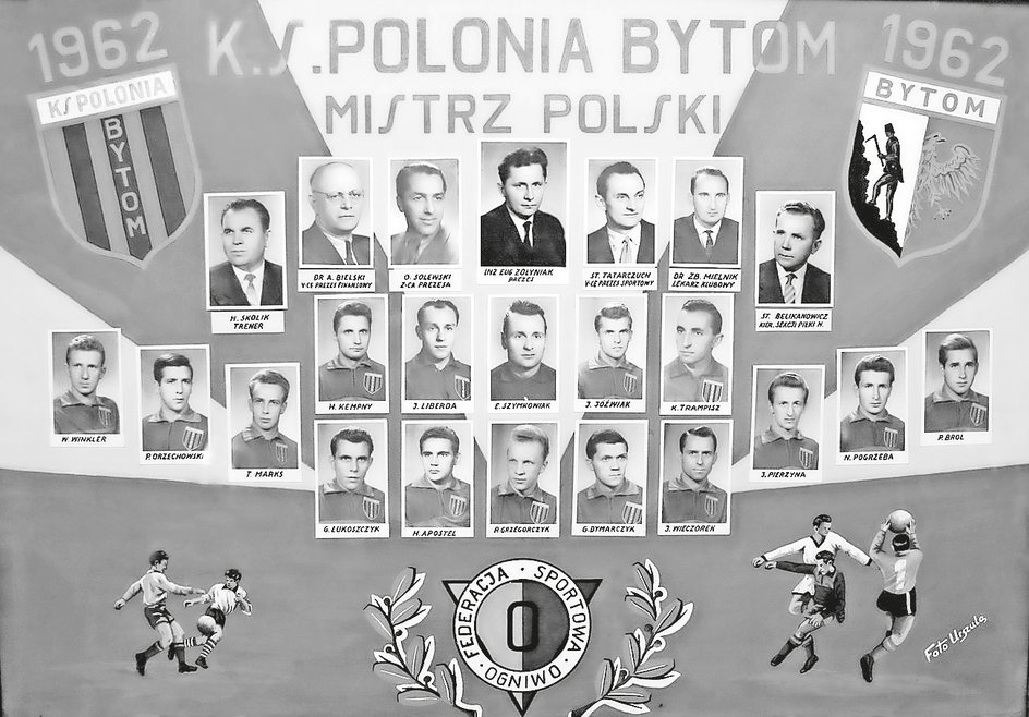 Okolicznościowa tablica upamiętniająca zdobycie tytułu mistrza Polski 1962 przez Polonię Bytom. Hubert Skolik pierwszy z lewej w górnym rzędzie.