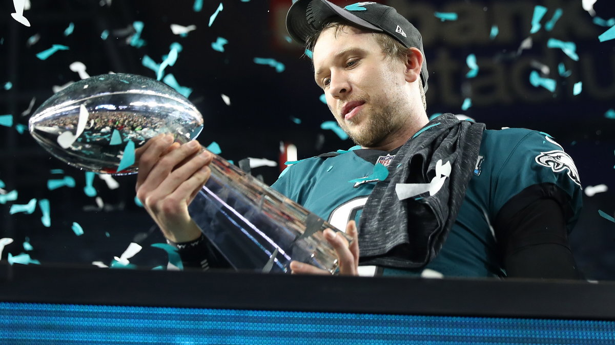 Nick Foles z trofeum zwycięstwo w Super Bowl