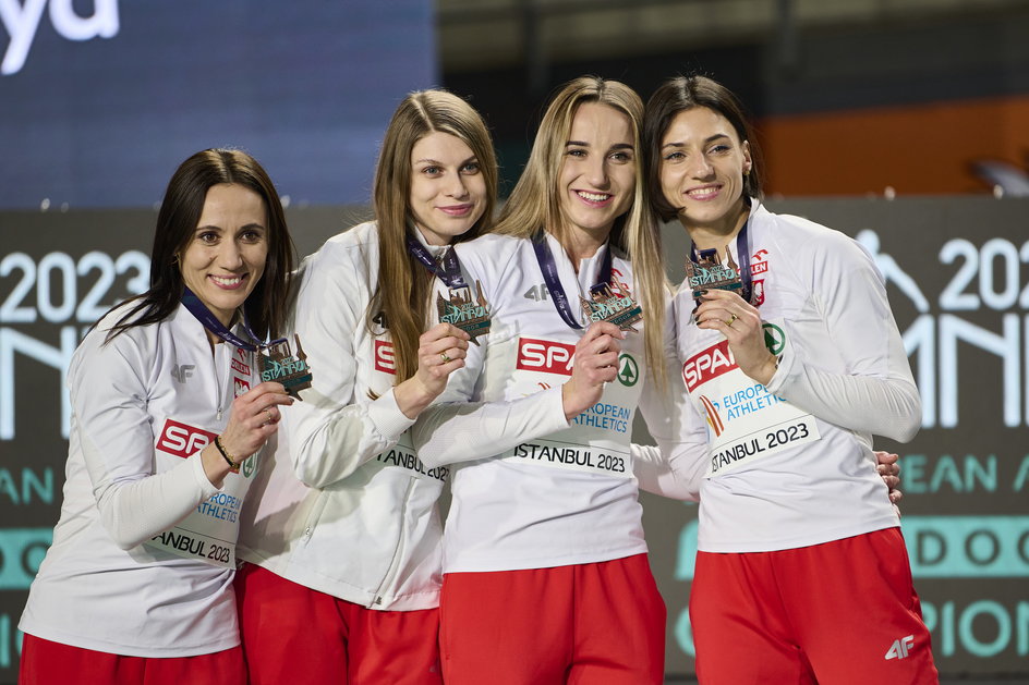 Marika Popowicz-Drapała, Alicja Wrona-Kutrzepa, Anna Pałys i Anna Kiełbasińska po finale sztafety 4x400 m podczas HME 2023 w Stambule