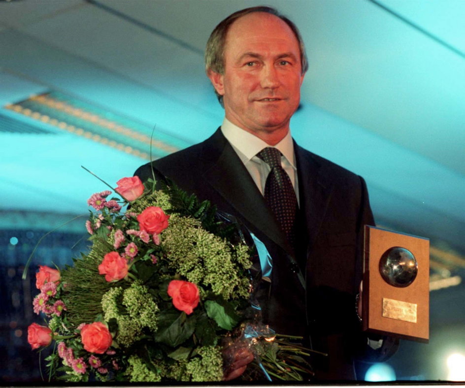 1999 rok. Franciszek Smuda odbiera nagrodę dla Trenera Roku. 