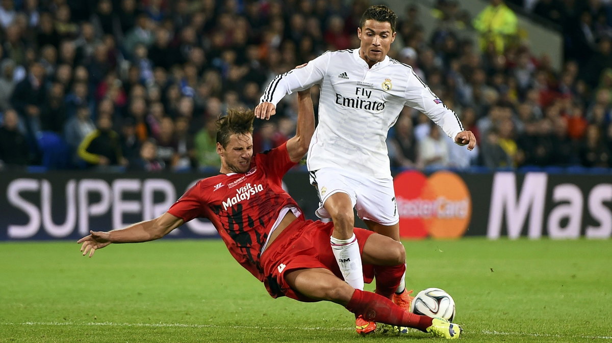 Grzegorz Krychowiak (L) i Cristiano Ronaldo