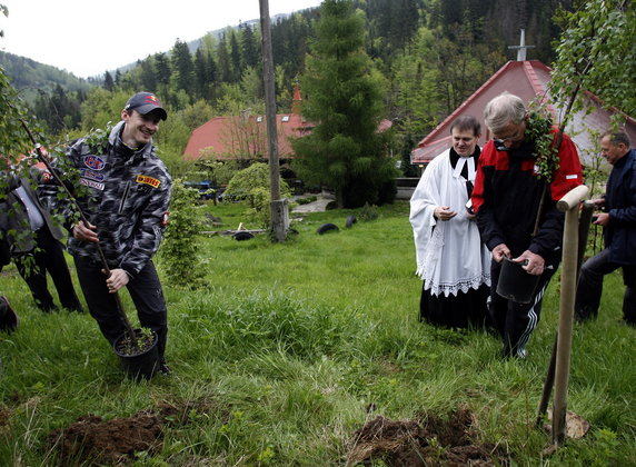 SZCZYRK MAŁYSZ I LEPISTOE SADZĄ DRZEWKA