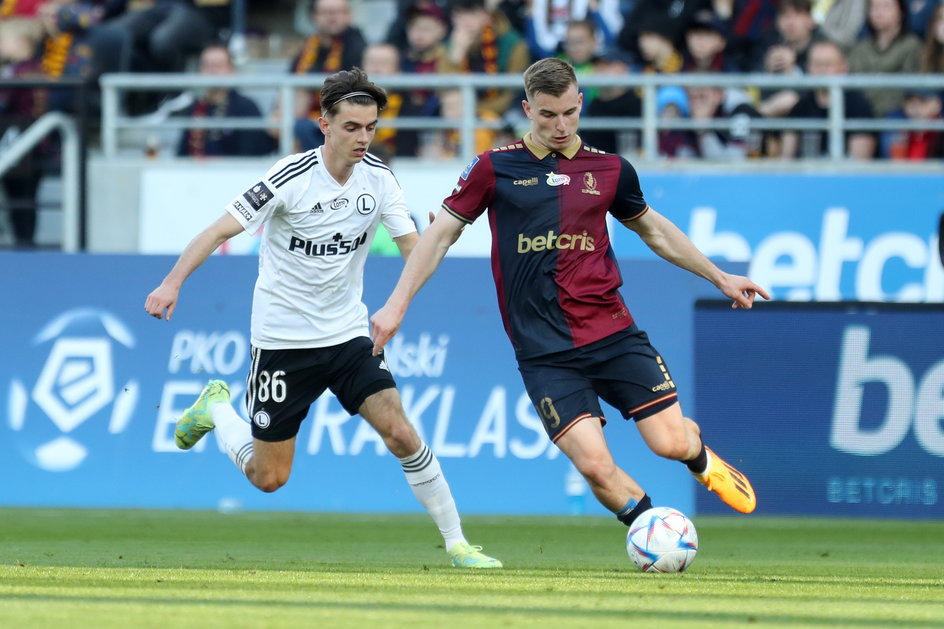 Mateusz Łęgowski oraz Igor Strzałek podczas meczu Pogoń - Legia (2:1)