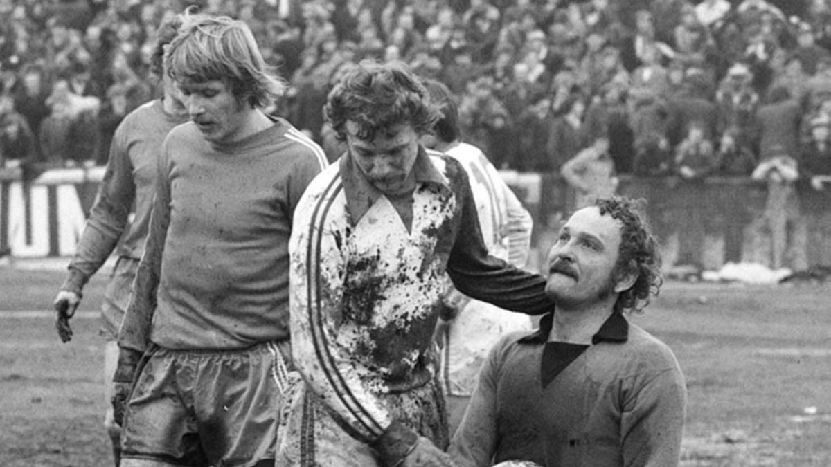 Zdzisław Rozborski (w środku) podczas meczu  Widzew Łódź - Stal Mielec (1:1) 4 marca 1979 roku. 