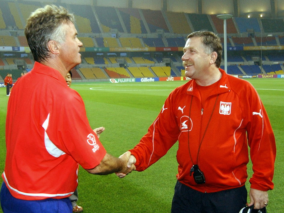 Guus Hiddink i Jerzy Engel witają się podczas treningu w przeddzień meczu Korea Płd. - Polska na MŚ 2002