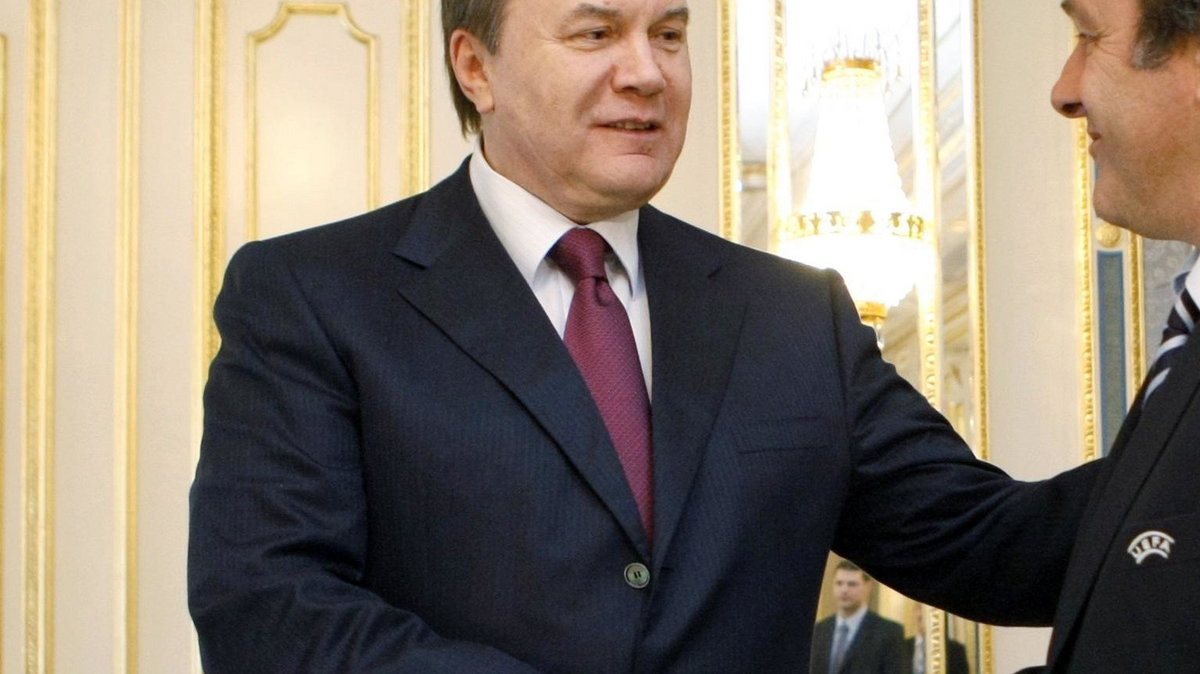 Wiktor Janukowycz (L) i Michel Platini (P)