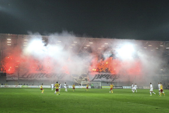 PIŁKA NOŻNA LIGA POLSKA KORONA KIELCE POGOŃ SZCZECIN (kibice Korony)