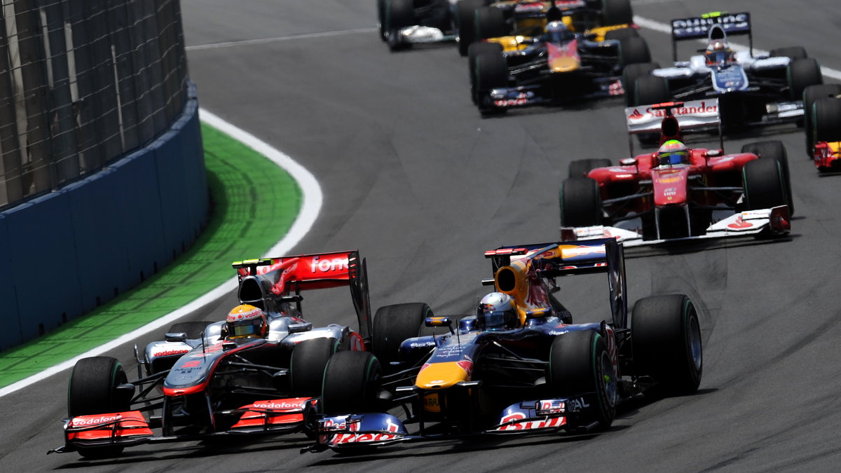 Lewis Hamilton (z lewej) i Sebastian Vettel od lat dominują rywalizację w F1