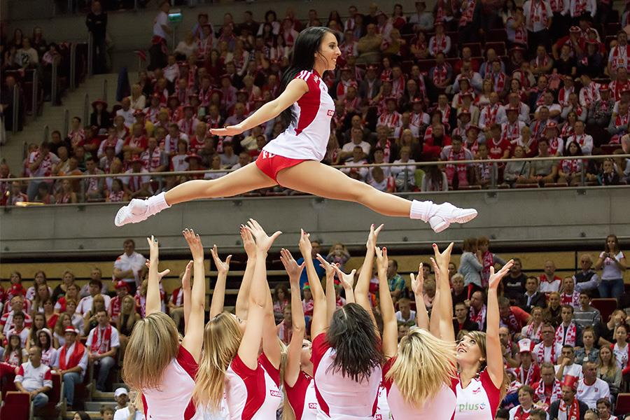 Pokazy cheerleaderek często towarzyszom imprezom sportowym